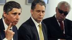 Zleva Jan Fischer, Ji�í Dienstbier a Milo� Zeman se 7. srpna v Praze zú�astnili