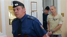 Vít Hoej 2.8.2012 u soudu. Soud s bývalým karlovarským radním Vítem Hoejem.