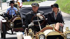 Setkání automobilových veterán v eském ráji. Lidé usedaly za volanty