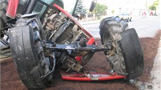 Devatenáctiletý idi traktoru nezvládl prudké klesání, ztratil nad strojem