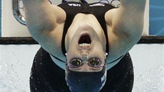 ZA ZLATEM. Americká plavkyn Missy Franklinová se vrhá do bazénu ve finále na