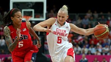 Česká basketbalistka Michaela Zrůstová obchází Seimone Augustusovou ze