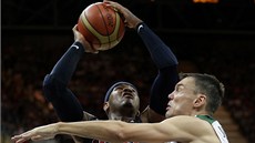 Americký reprezentant Carmelo Anthony se tlaí k liteskému koi kolem arunase
