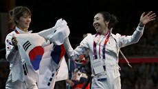 Korejská kordistka Sin A Lam (vpravo) se raduje ze st�íbra v sout�i tým�.