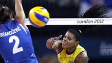 Fernanda Rodriguesová (vpravo) z Brazílie útoí pes Jovanu Brakoeviovou ze