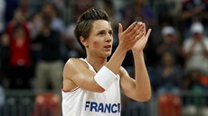 DOBE JÁ. Francouzská basketbalistka Céline Dumercová tleská fanoukm,...