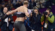 JSEM SLAVNÝ! Robert Harting p�i své tradi�ní oslav�. N�mecký diska� si po