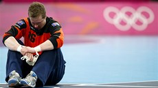 Islandský gólman Hreidar Levy Gudmundsson smutní po prohe s Maarskem.