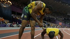 POÍTÁM. Yohan Blake, druhý na dvoustovce, kontroluje vítzného Usaina Bolta,