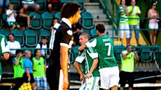 Fotbalisté Bohemians 1905 se radují z gólu Jind�i�ka do sít� Parmy.