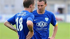 Jan Šimák v dresu Táborska (vpravo) se domlouvá se spoluhráčem Martinem