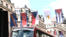 Česká vlajka v ulicích Londýna