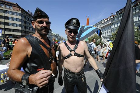 astnci pochodu Prague Pride se seli na Vclavskm nmst.