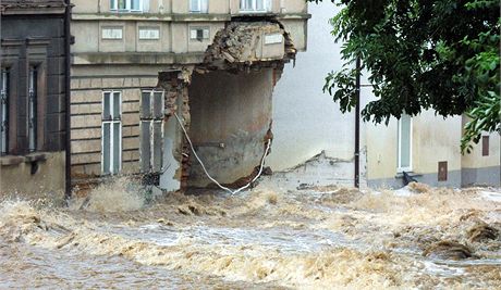 Voda z potoka Bystice se v roce 2002 valila Tovrn ulic v Dub a boila domy.