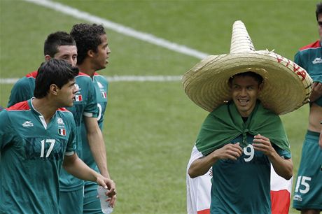 MEXICKÉ OSLAVY. Oribe Peralta se spoluhrái oslavuje vítzství v olympijském