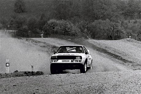 Test rallyspeciál Audi na polygonu v Dené.