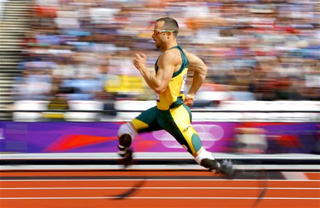 Jihoafrian Oscar Pistorius pi olympijsk kvalifikaci na 400 metr. (4. srpna...