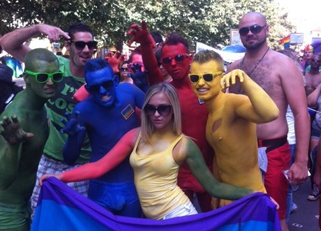 astnci pochodu homosexul Prague Pride, kter proel centrem metropole od