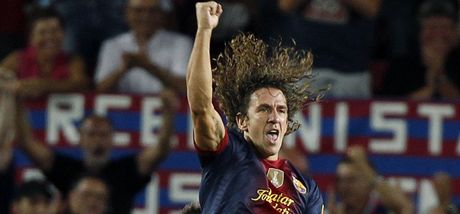 Barcelonsk kapitn Carles Puyol slav gl v vodnm kole panlsk ligy.