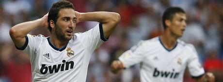 Argentinsk tonk Gonzlo Higuan z Realu Madrid se dr za hlavu v ligovm