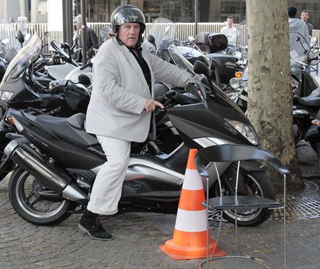 Gérard Depardieu na svém skútru