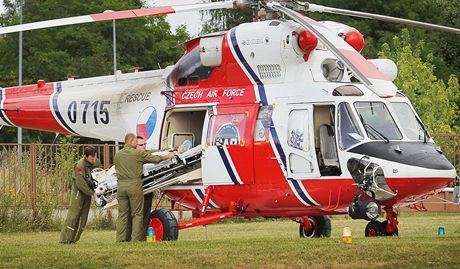 Tce zranného spolujezdce pepravili záchranái vrtulníkem do FN v Plzni. Ilustraní snímek