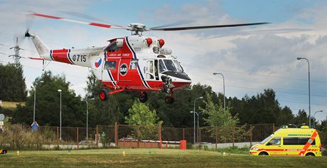 Tce zranného spolujezdce z motocyklu pepravili záchranái vrtulníkem do plzeské fakultní nemocnice. (Ilustraní snímek)