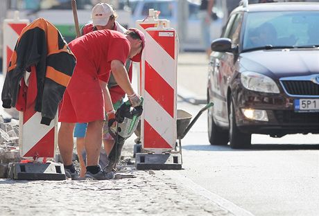 Zlodji kradou na Tachovsku gumové podstavce pod penosné znaky.