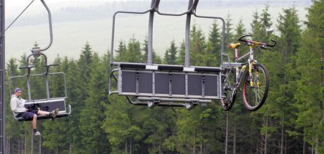 Kolo a cyklista na lanovce na Klínovec.