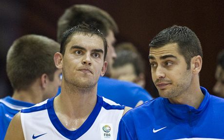 tefan Liartovský (vpravo) se v basketbalové reprezentaci seel i s Tomáem Satoranským.