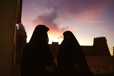 Saúdská Arábie, silueta zahalených en - ilustraní foto
