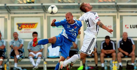 Dalibor Vaenda (vlevo) jet v dresu Baníku Ostrava. Te u se bije ve druhé lize za Tinec.