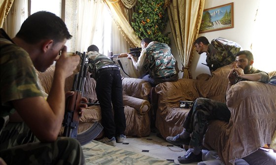 Bojovníci Syrské osvobozenecké armády v Aleppu (14. srpna 2012)