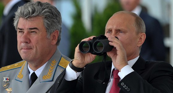 Ruský prezident Vladimir Putin (vpravo) a éf ruského letectva Viktor Bondarev