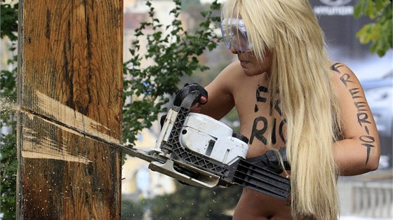 Happening za Pussy Riot v Kyjevě. Příslušnice feministické organizace Femen
