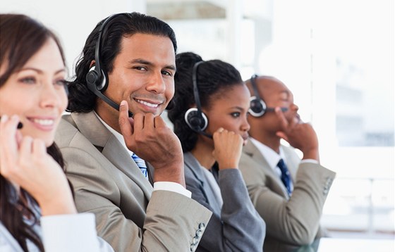 Maldí Jihoevropané najdou nejastji práci v call centrech. Ilustraní snímek