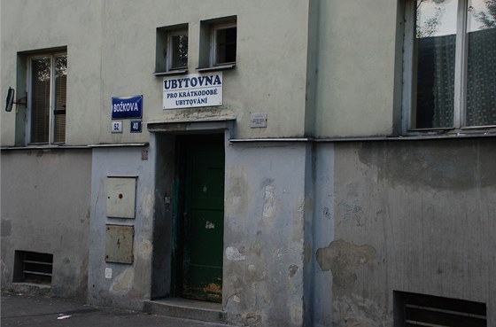 Vchod do ubytovny v Bokov ulici v Ostrav-Pívozu loni v srpnu.