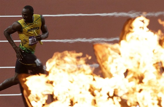 EUFORIE. Usain Bolt krátce po dobhu tafety 4x100 metr, v ní získal dalí
