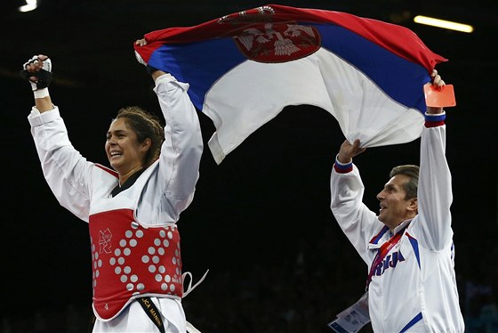 Srbka taekwondistka Milica Mandiová slaví, v kategorii nad 67 kg získala zlato