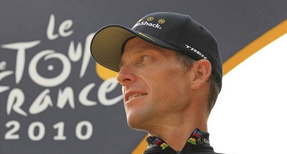 Lance Armstrong elí dotazm noviná.