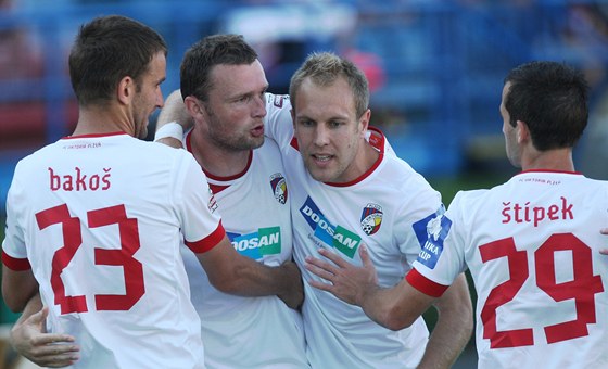 PLZESKÁ RADOST. Fotbalisté (zleva) Marek Bako, Frantiek evinský, Daniel