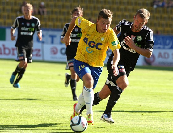 Ze srpnového zápasu Teplice - Píbram 0:0; s míem postupuje domácí Jindráek.