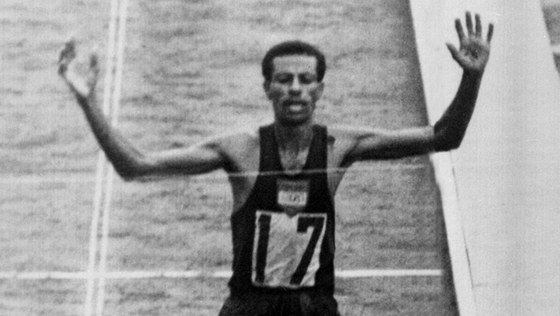 Píe se 21. íjen roku 1964 a Abebe Bikila probíhá jako první cílem