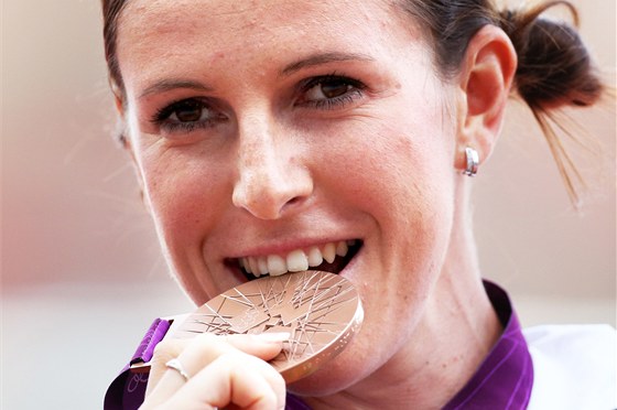 Atletka Zuzana Hejnová pi medailovém ceremoniálu v Londýn. (9. srpna 2012)