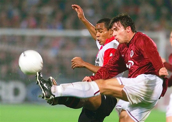 Zdenk Grygera (vpravo) jet v dobách, kdy hrál ve Spart pi souboji s Leonardem z Feyenoordu Rotterdam.