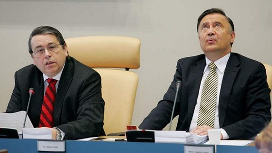 Vladimír Dryml (vpravo) na jednání krajského zastupitelstva (22. ledna 2009)