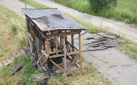Nepříčetný muž zkušebně odpálil dřevěnou boudu přečerpávací stanice na břehu Odry v Ostravě.