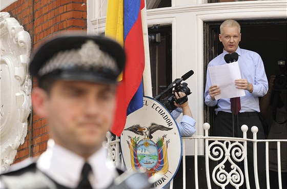 Zakladatel serveru WikiLeaks Julian Assange hovoří na balkonu ekvádorské