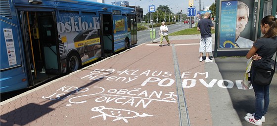 Chodník v Pardubicích pomáraný politicky motivovanými nápisy (15. srpna 2012)