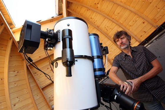 Amatérský astronom Pavel Caga z Kudlova objevil unikátní soustavu hvzd. | foto: Dalibor Glück, MF DNES